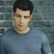 Max Greenfield dans American Horror Story