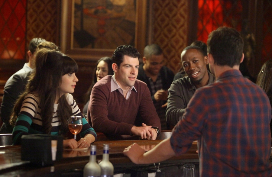 Jess (Zooey Deschanel), Schmidt (Max Greenfield) et Winston (Lamorne Morris) sont au bar avec Nick comme barman.