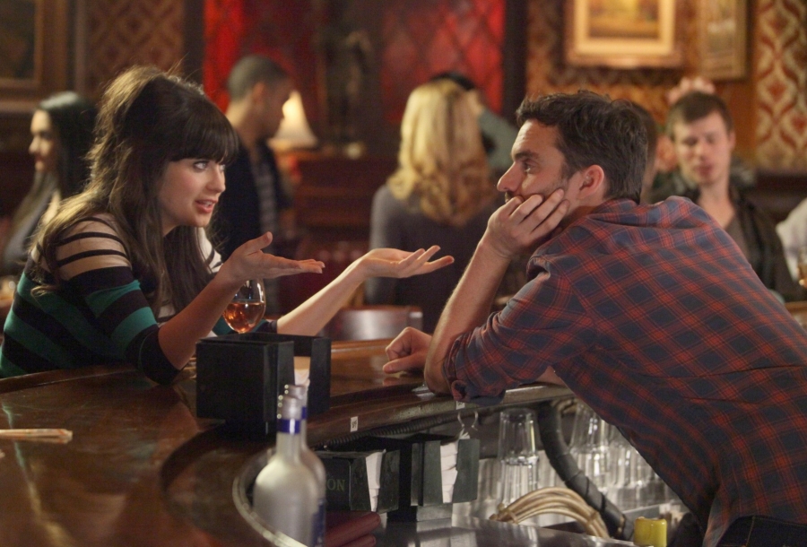 Jess discute avec Nick (Jake Johnson) au bar.