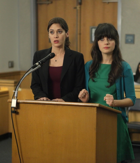 Julia (Lizzy Kaplan) aide Jess (Zooey Deschanel) avec ses problmes de justice.