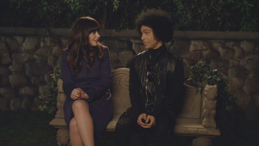 Jess et Prince discutent sur un banc.