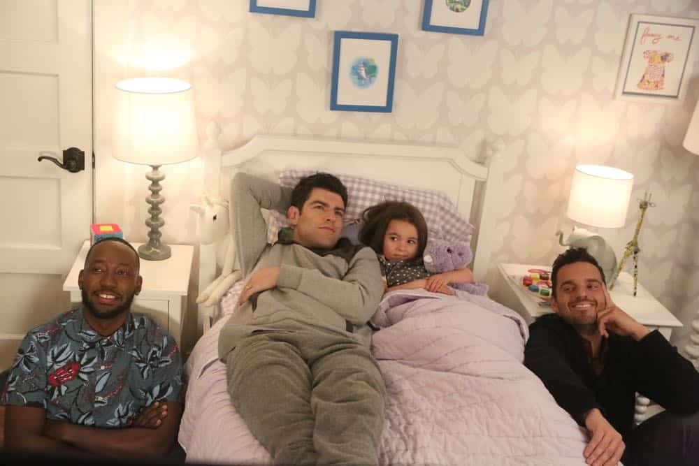 Ruth allongé dans son lit avec son père et ses meilleurs amis, Winston et Nick.
